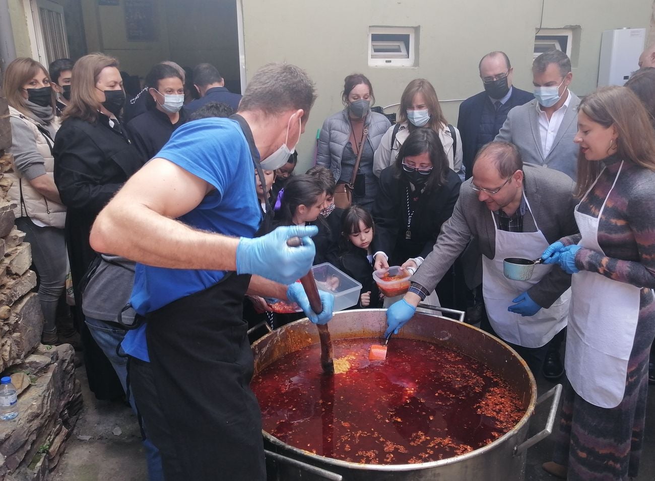 Fotos: El Santo Potajero alimenta a La Bañeza