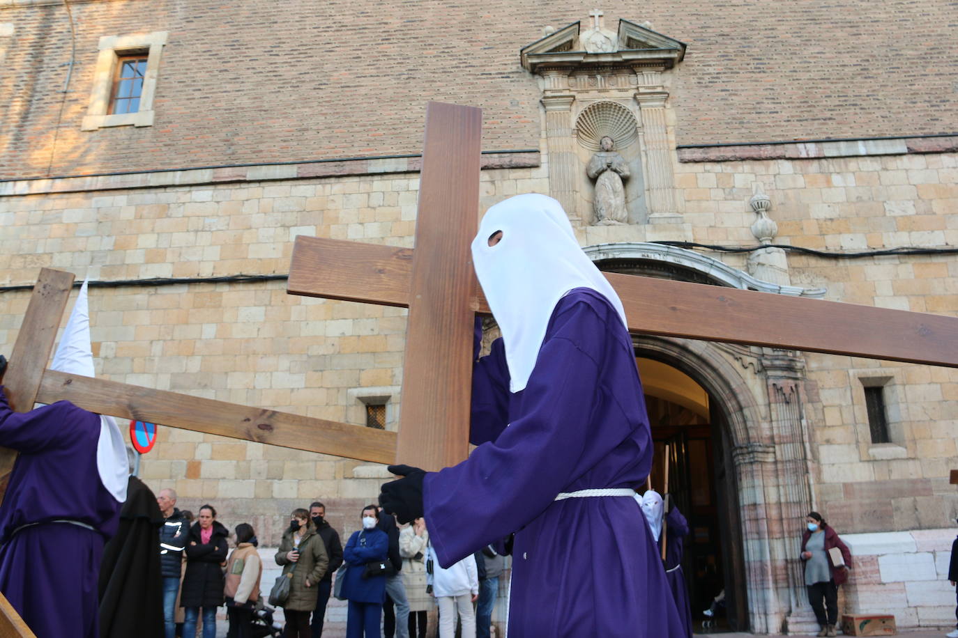 La Cofradía Santísimo Cristo de la Expiración y del Silencio ha puesto en la calle el recogimiento del Miércoles Santo. 