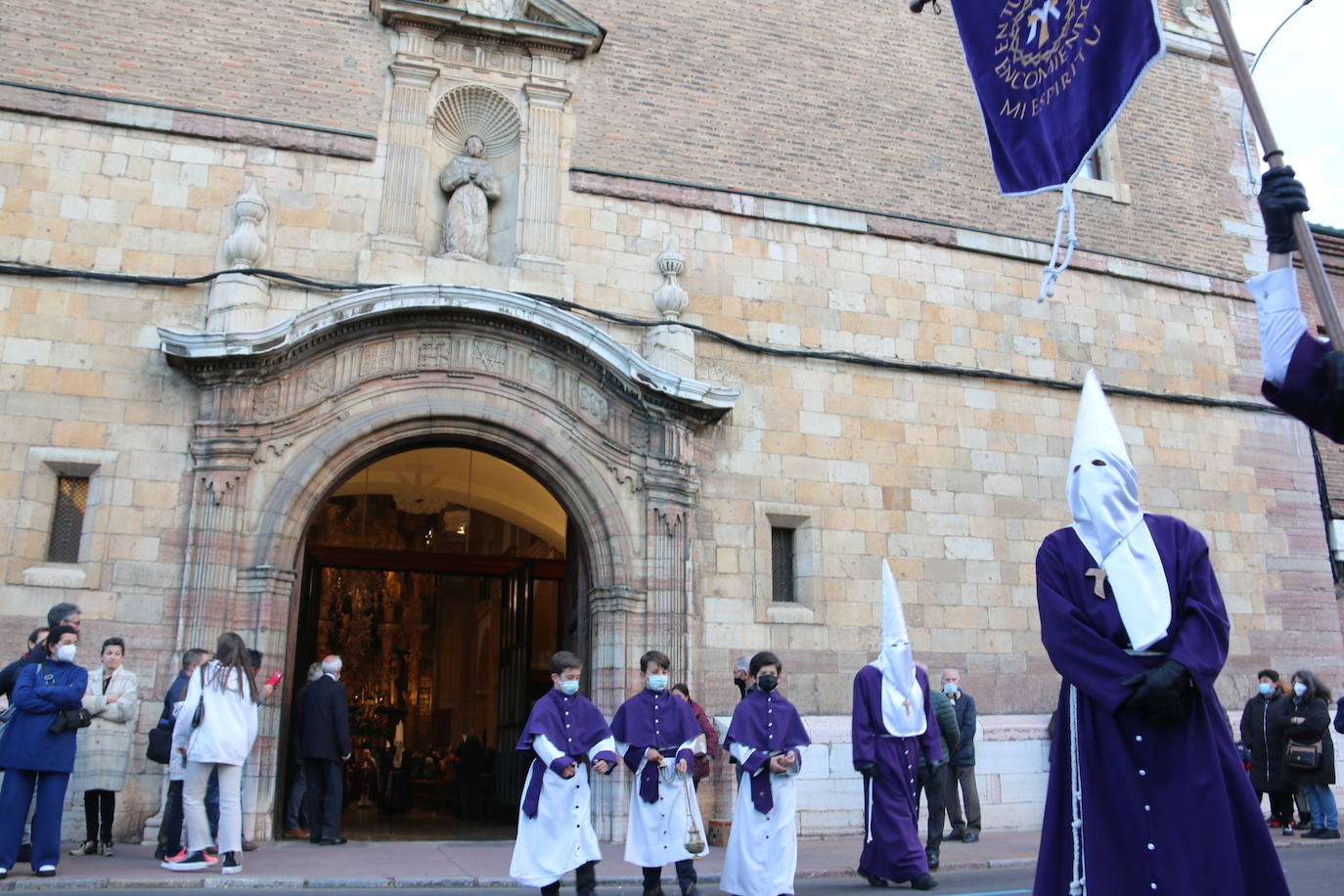 La Cofradía Santísimo Cristo de la Expiración y del Silencio ha puesto en la calle el recogimiento del Miércoles Santo. 