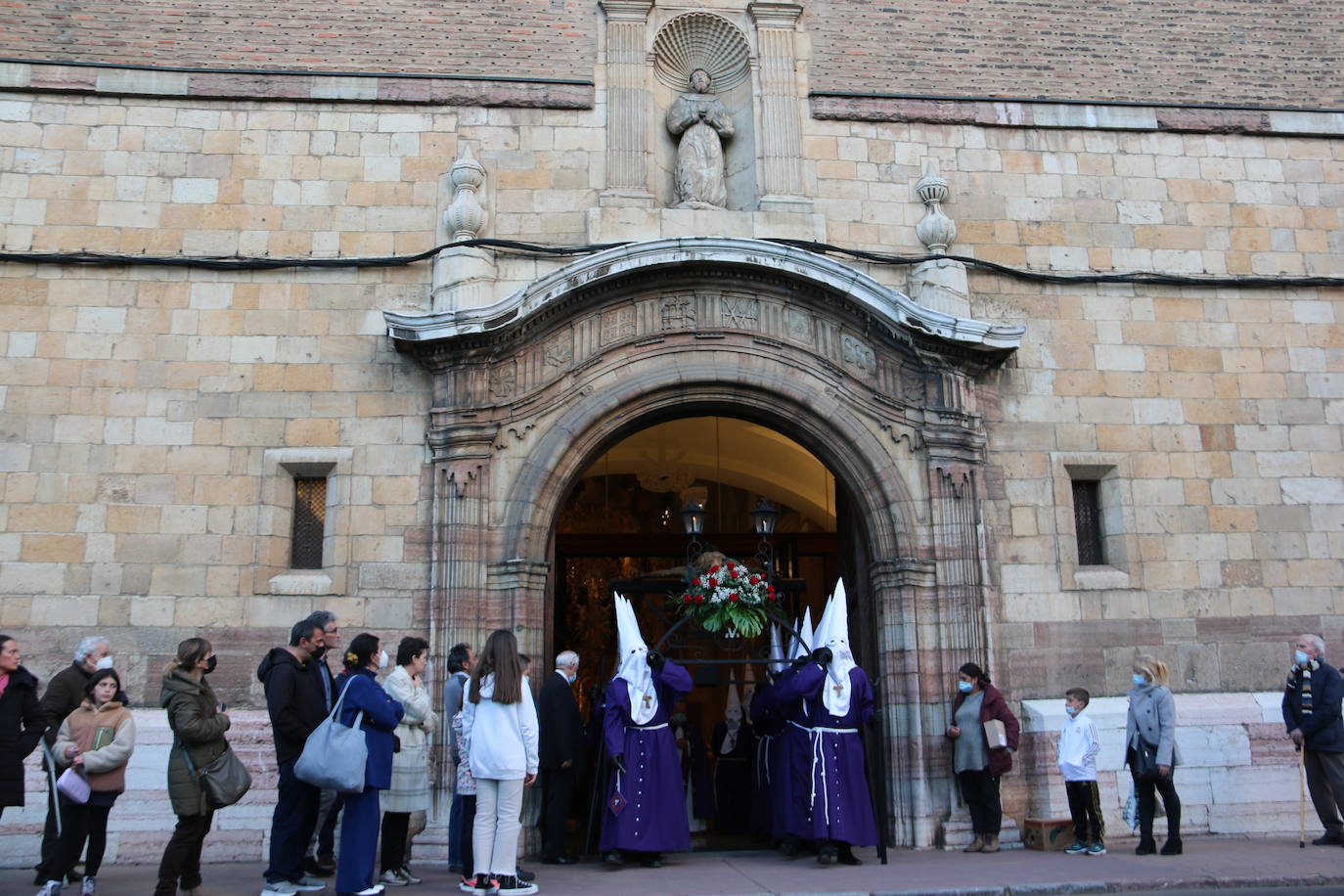 La Cofradía Santísimo Cristo de la Expiración y del Silencio ha puesto en la calle el recogimiento del Miércoles Santo. 