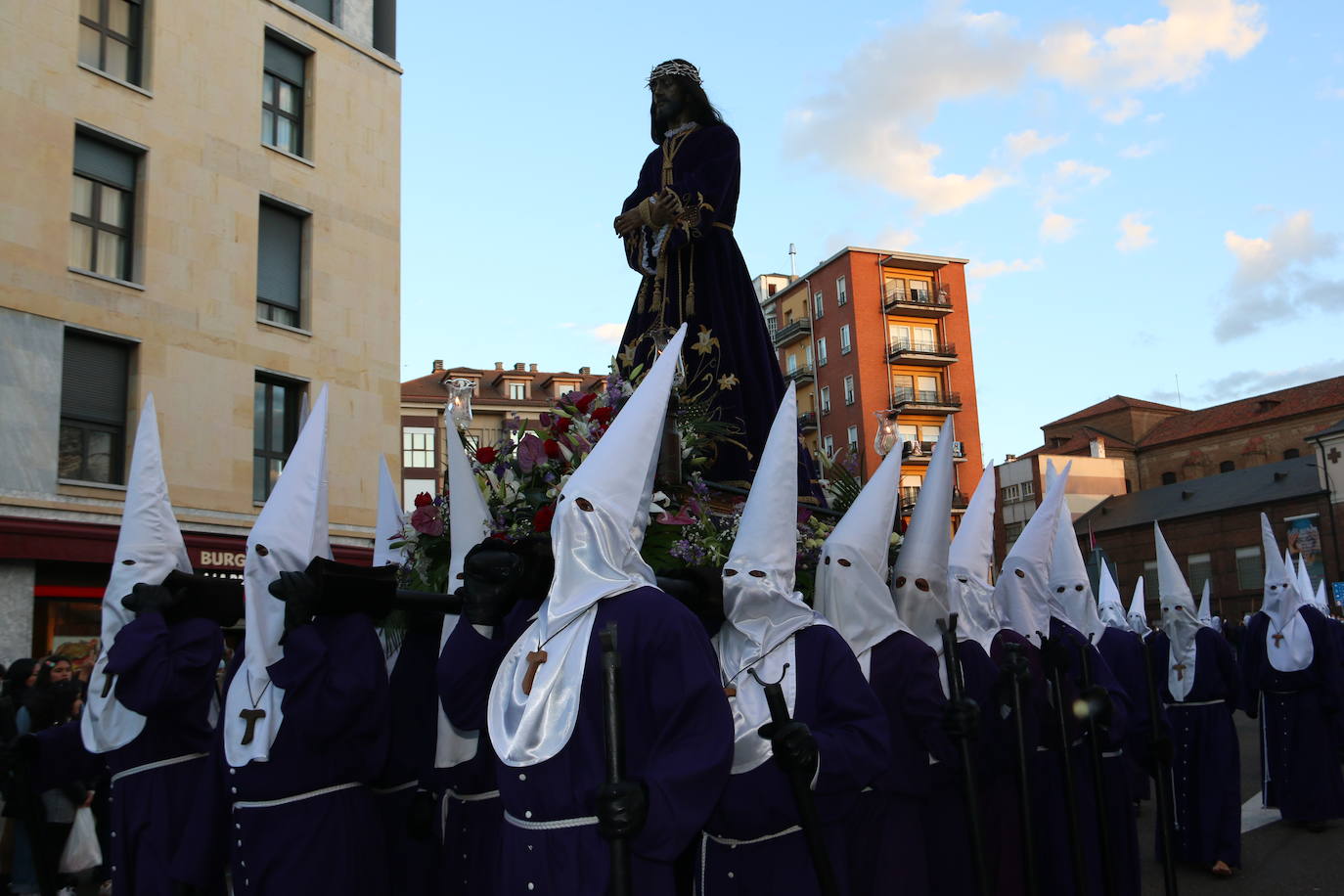 La Cofradía Santísimo Cristo de la Expiración y del Silencio ha puesto en la calle el recogimiento del Miércoles Santo. 