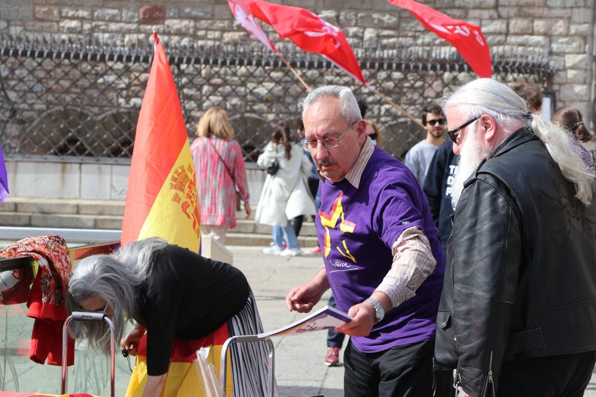 Como cada 14 de abril, la Junta Provincial Republicana de León se ha concentrado en Botines para conmemorar el aniversario de la proclamación de la II República.