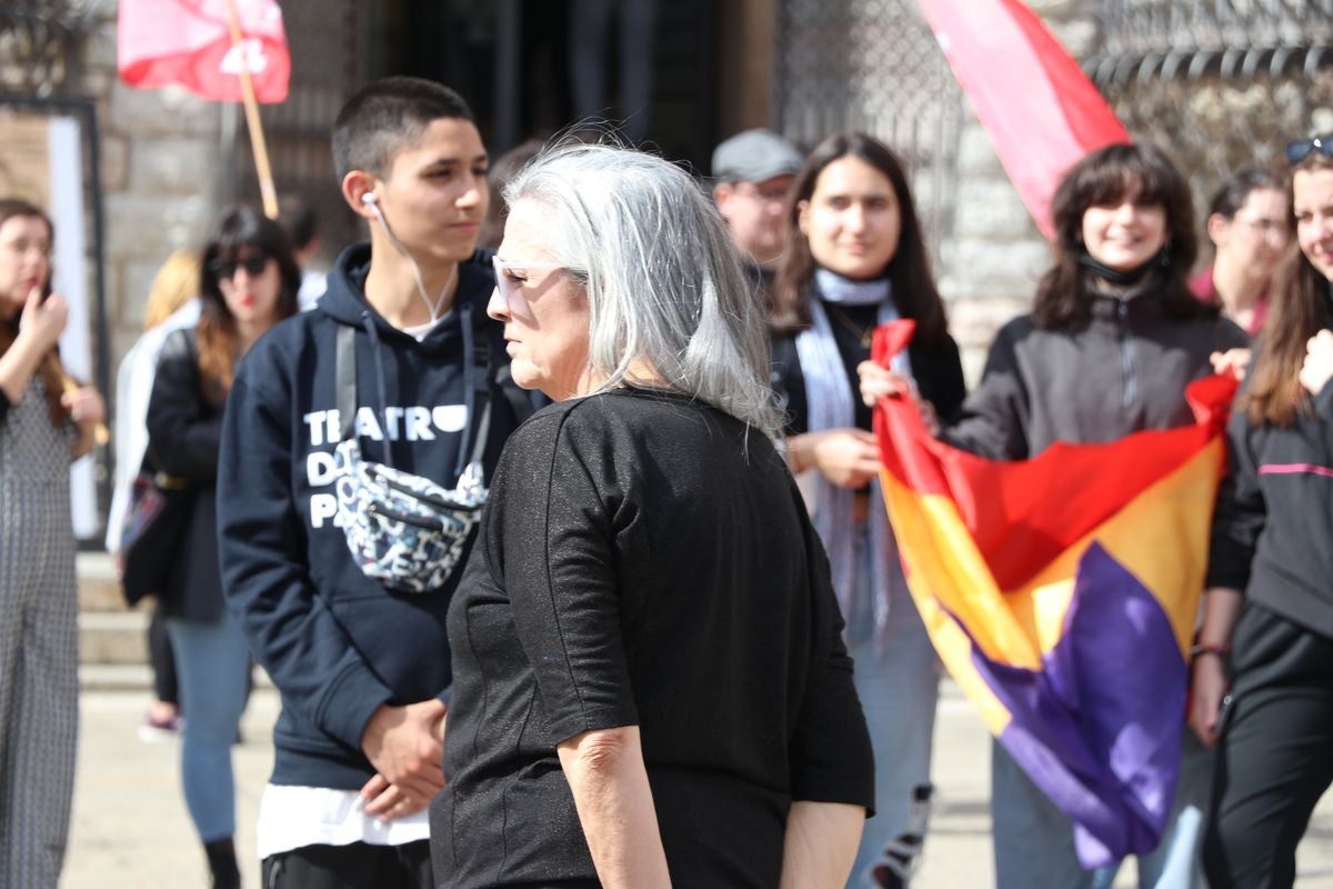 Como cada 14 de abril, la Junta Provincial Republicana de León se ha concentrado en Botines para conmemorar el aniversario de la proclamación de la II República.