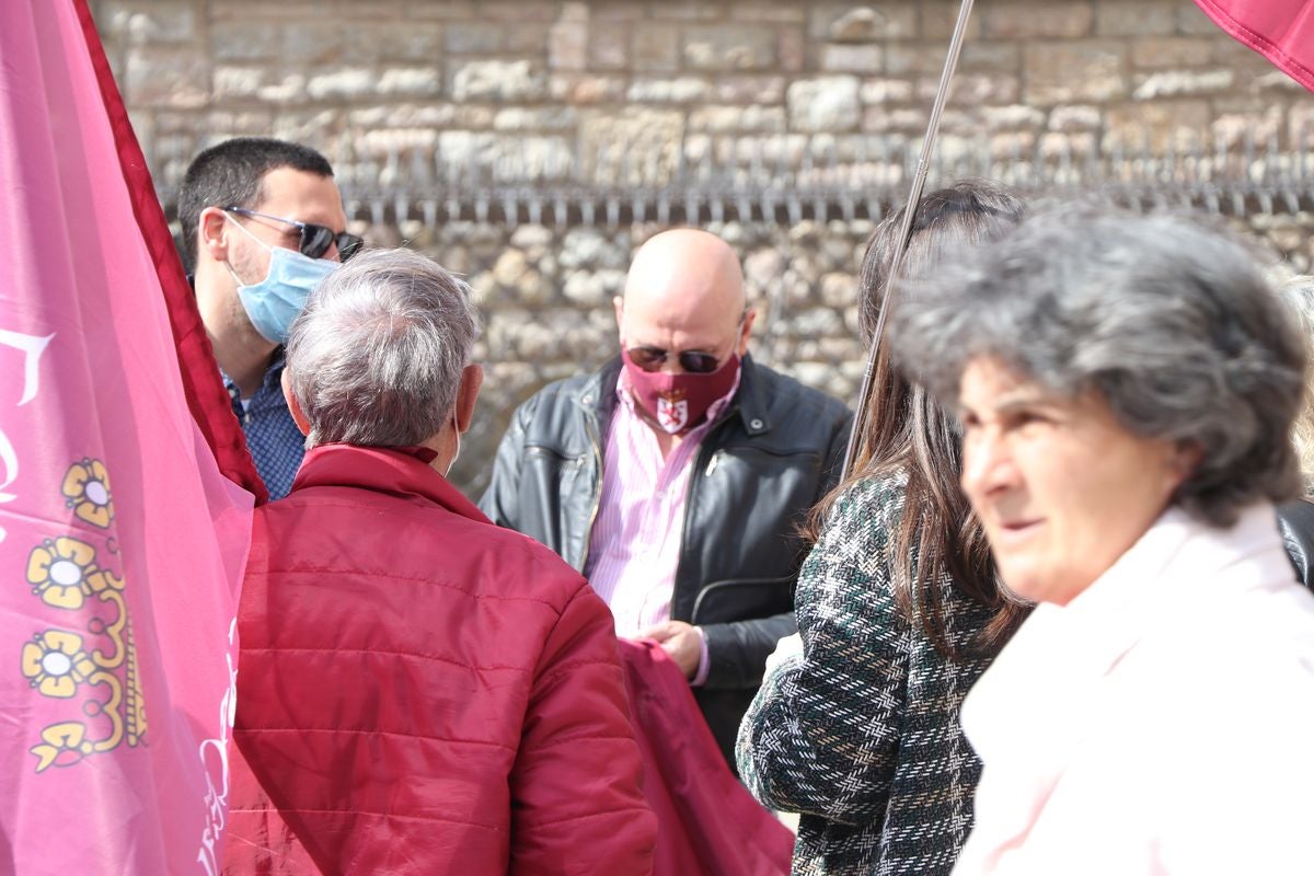 Como cada 14 de abril, la Junta Provincial Republicana de León se ha concentrado en Botines para conmemorar el aniversario de la proclamación de la II República.