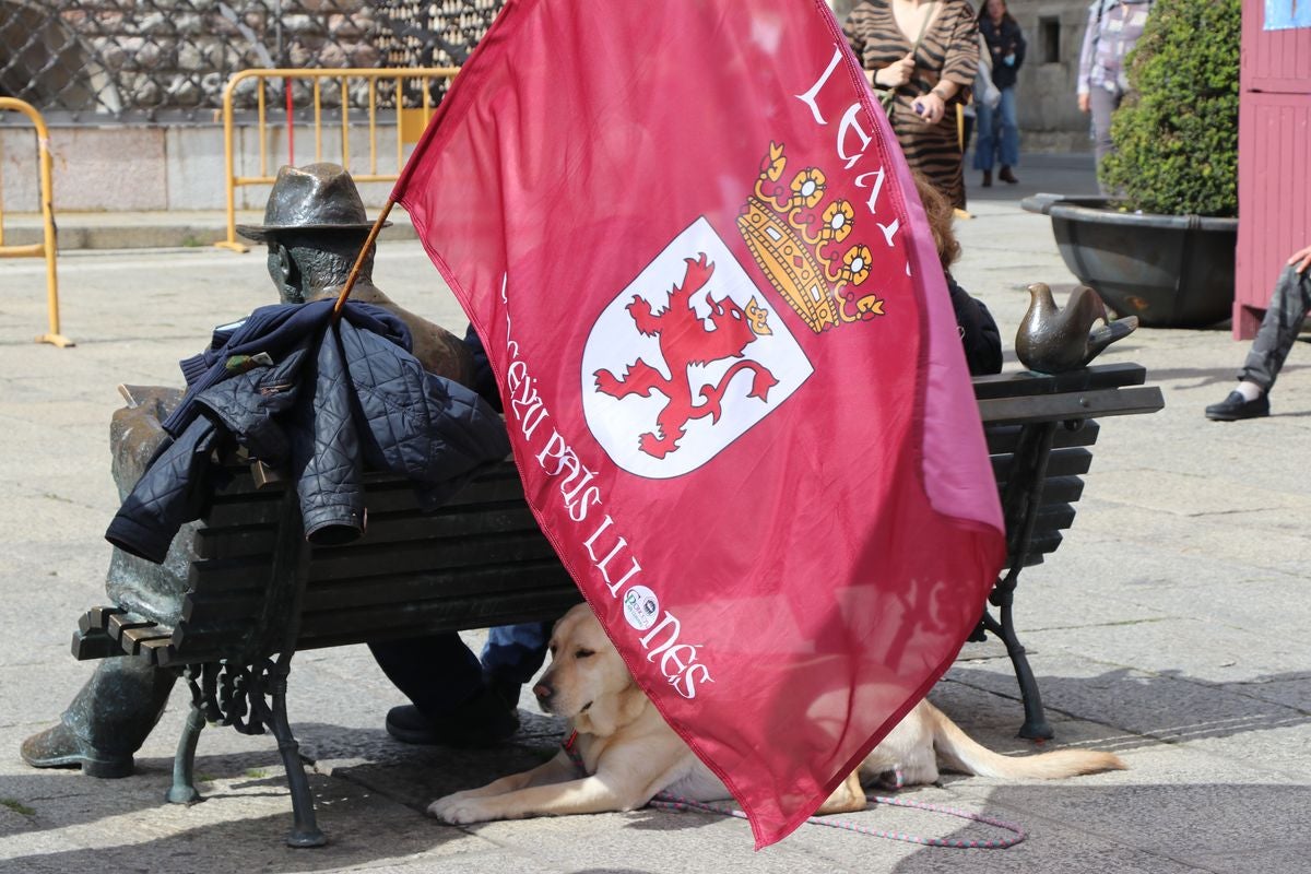 Como cada 14 de abril, la Junta Provincial Republicana de León se ha concentrado en Botines para conmemorar el aniversario de la proclamación de la II República.