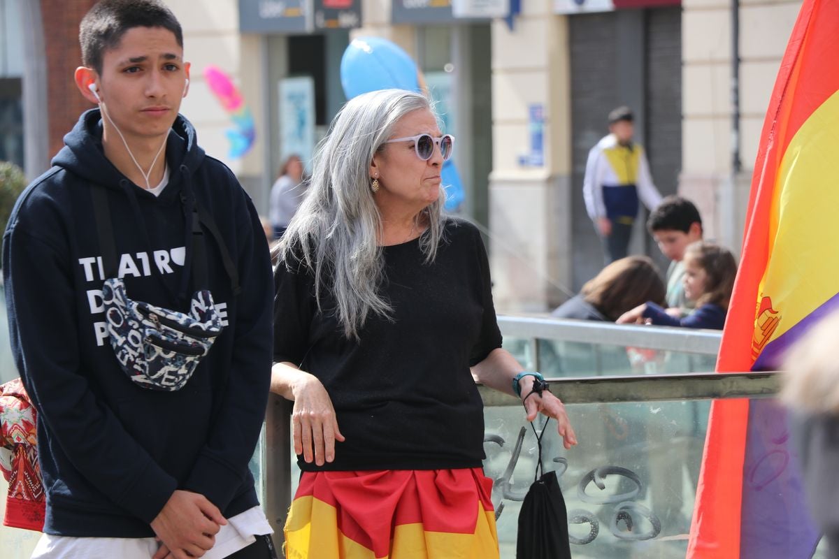 Como cada 14 de abril, la Junta Provincial Republicana de León se ha concentrado en Botines para conmemorar el aniversario de la proclamación de la II República.