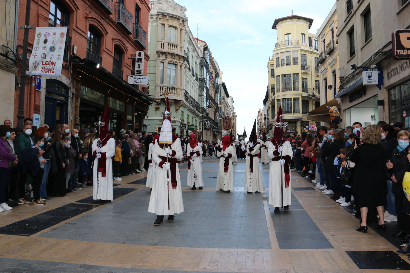 La tarde de Jueves Santo la fraternidad entre cofradías se ha materializado en la procesión de La Úlitma Cena.