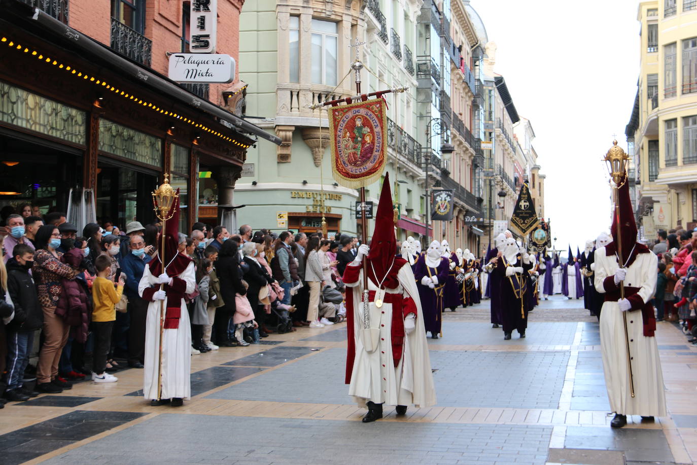 La tarde de Jueves Santo la fraternidad entre cofradías se ha materializado en la procesión de La Úlitma Cena.