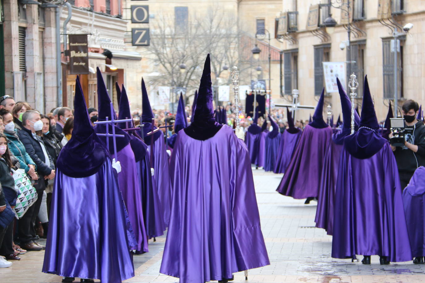 La tarde de Jueves Santo la fraternidad entre cofradías se ha materializado en la procesión de La Úlitma Cena.