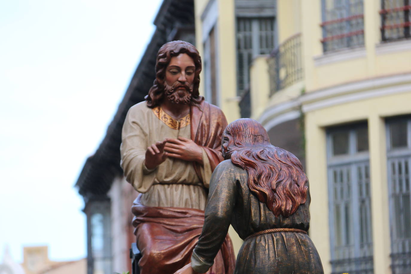 La tarde de Jueves Santo la fraternidad entre cofradías se ha materializado en la procesión de La Úlitma Cena.