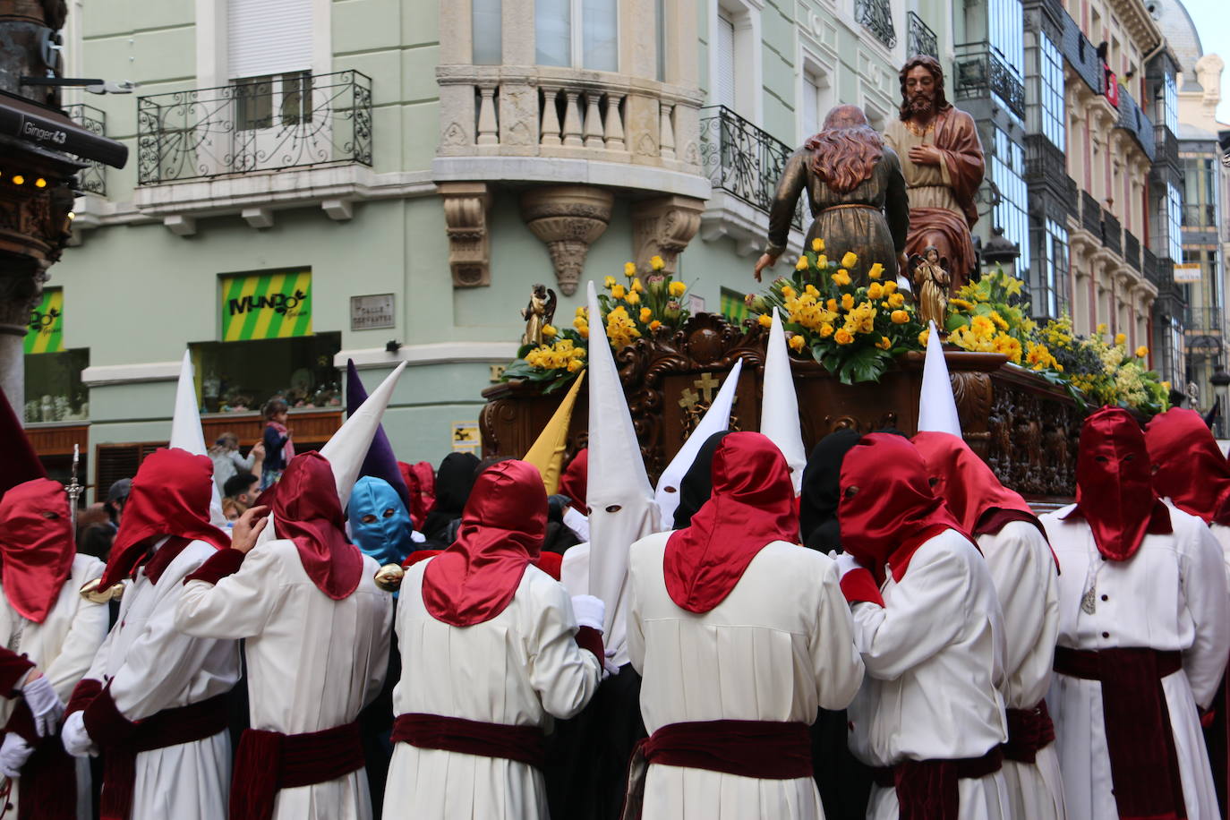 La tarde de Jueves Santo la fraternidad entre cofradías se ha materializado en la procesión de La Úlitma Cena.