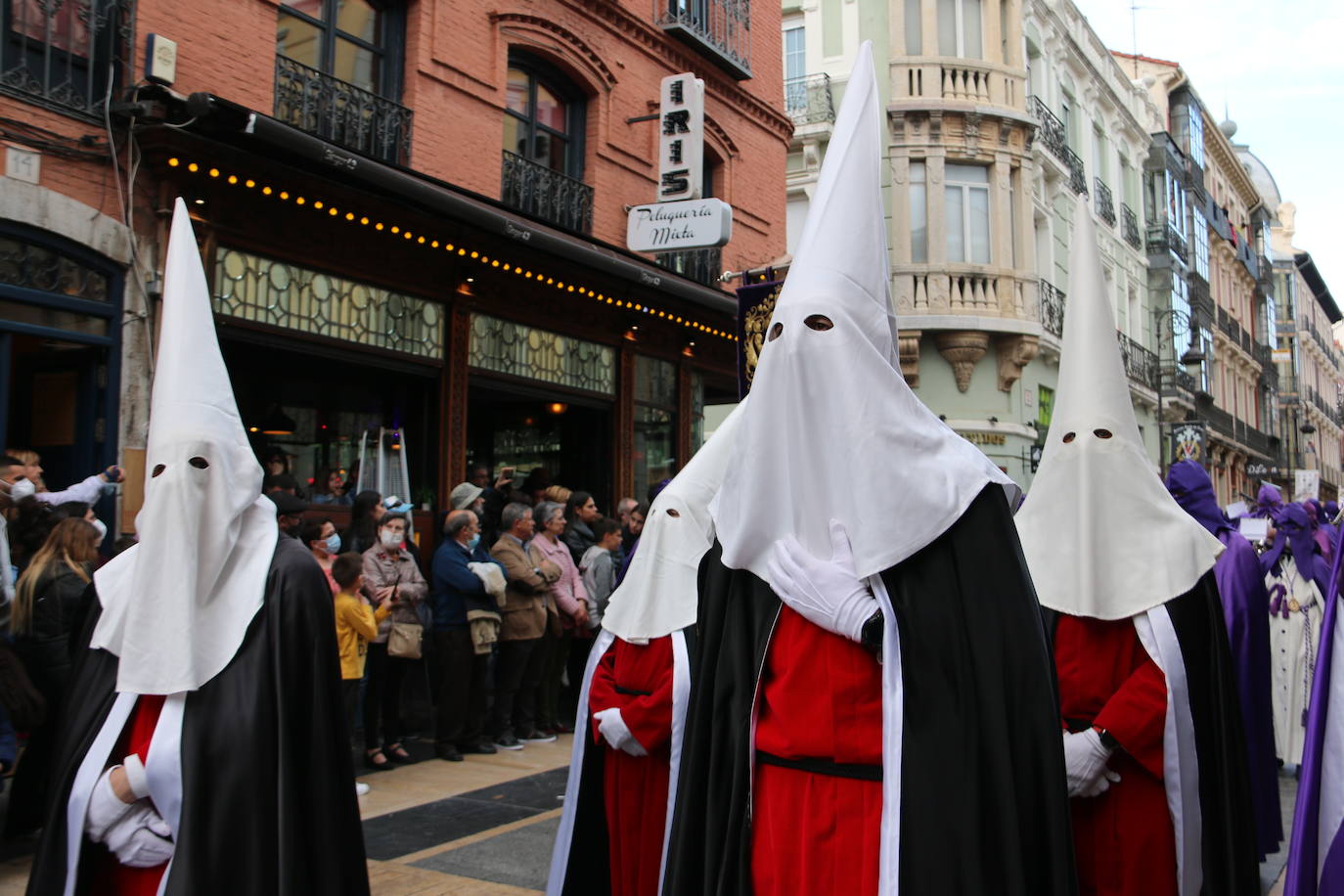 La tarde de Jueves Santo la fraternidad entre cofradías se ha materializado en la procesión de La Úlitma Cena.