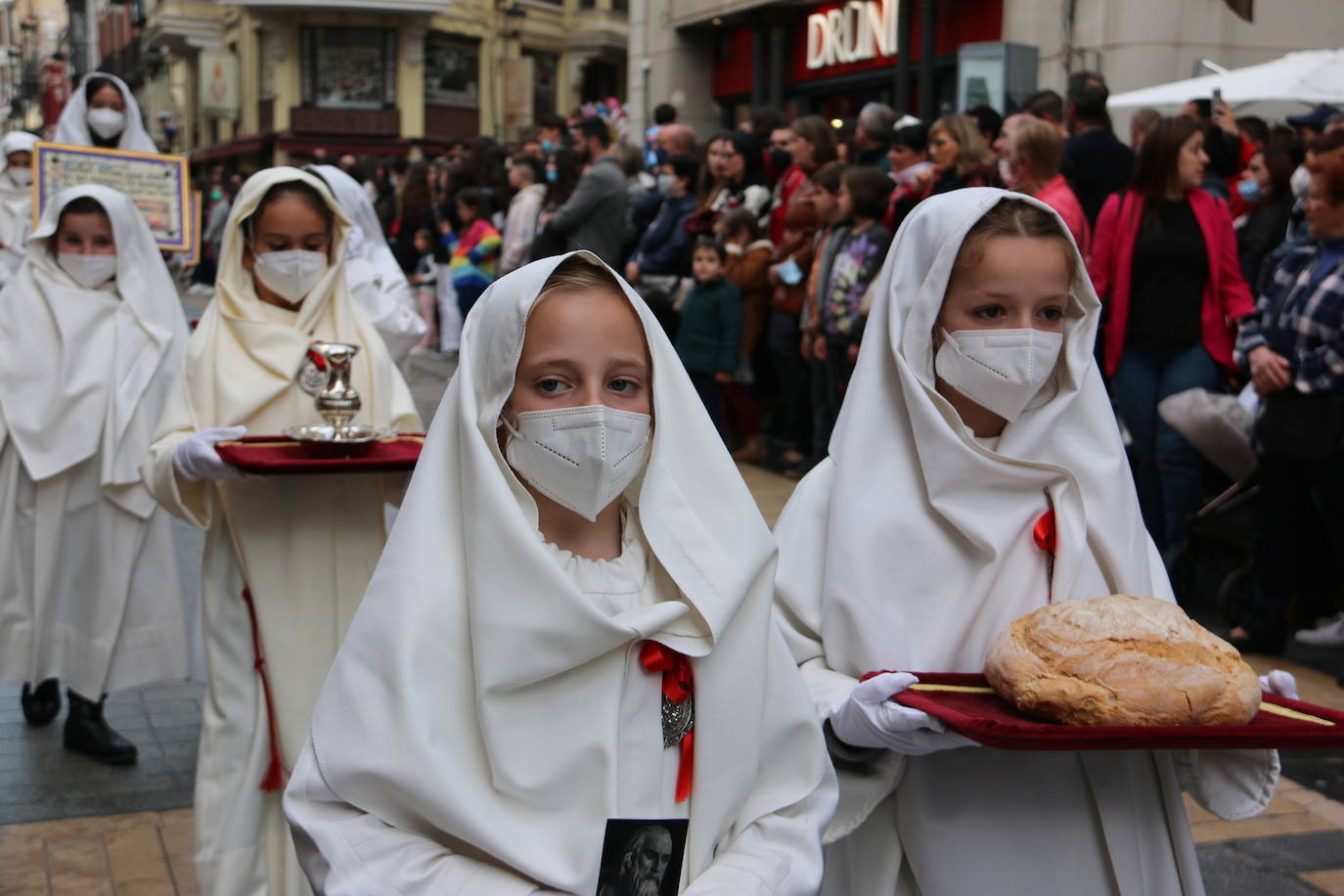 La tarde de Jueves Santo la fraternidad entre cofradías se ha materializado en la procesión de La Úlitma Cena.