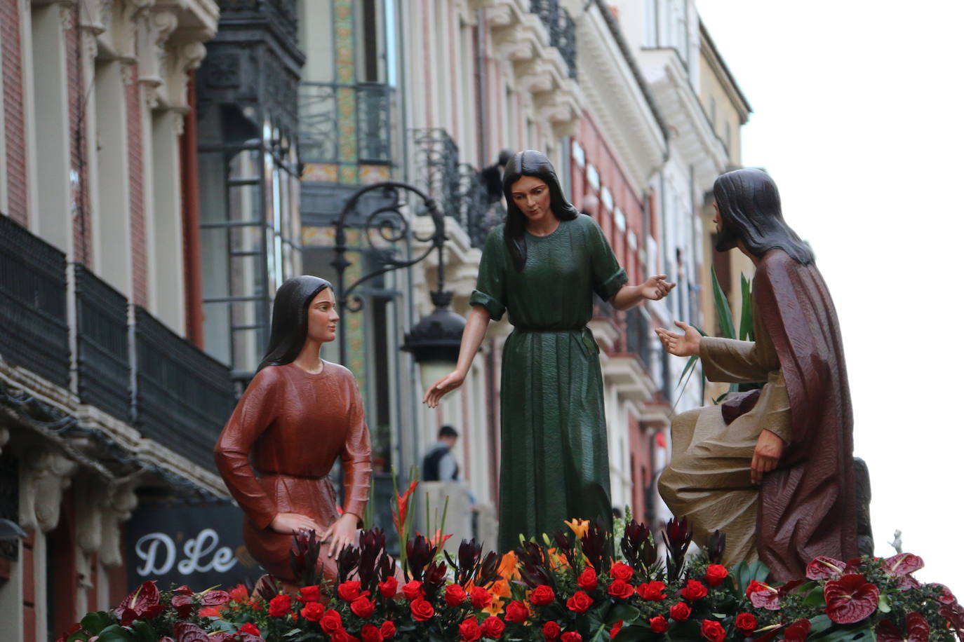 La tarde de Jueves Santo la fraternidad entre cofradías se ha materializado en la procesión de La Úlitma Cena.