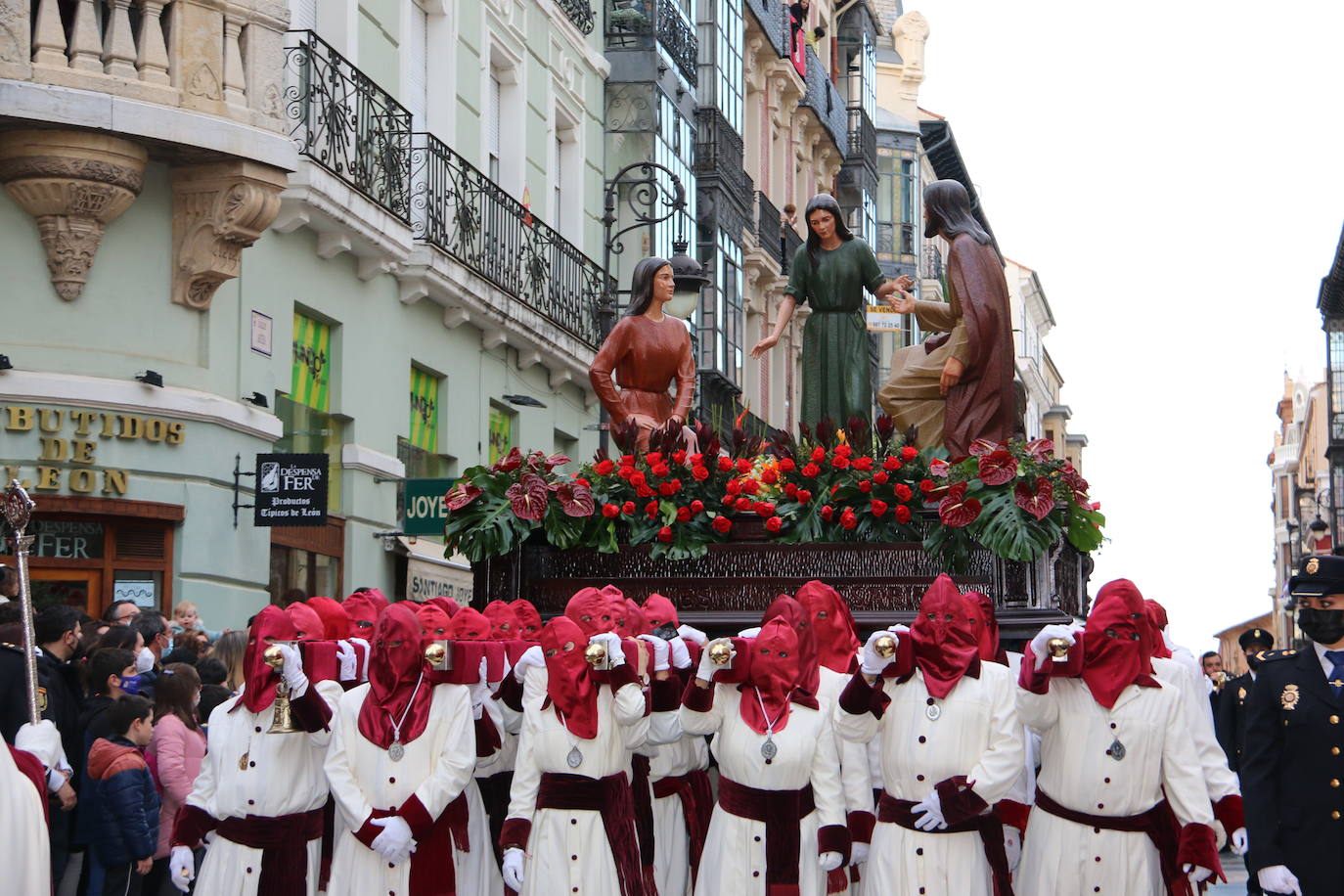 La tarde de Jueves Santo la fraternidad entre cofradías se ha materializado en la procesión de La Úlitma Cena.