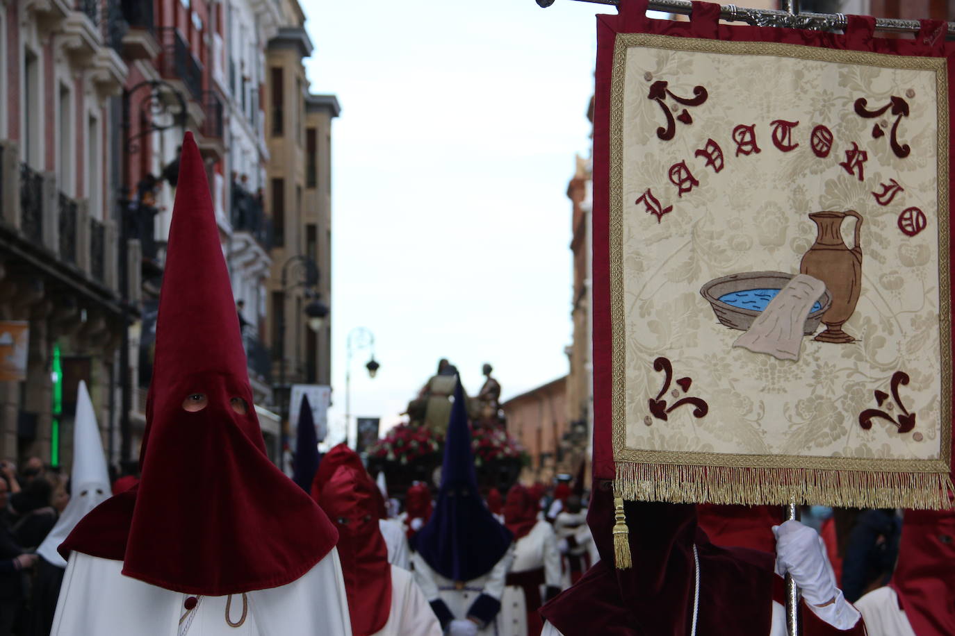 La tarde de Jueves Santo la fraternidad entre cofradías se ha materializado en la procesión de La Úlitma Cena.