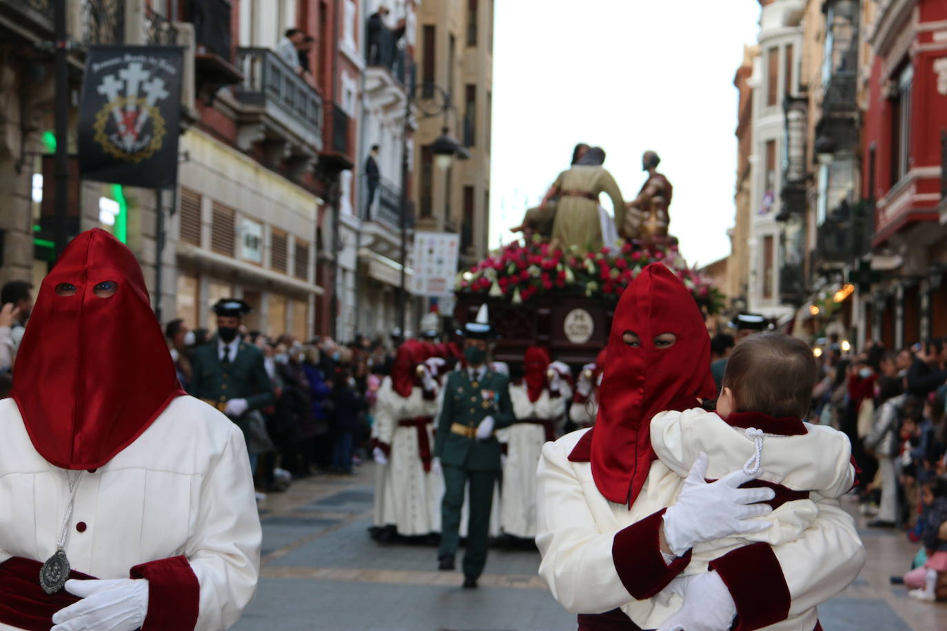 La tarde de Jueves Santo la fraternidad entre cofradías se ha materializado en la procesión de La Úlitma Cena.