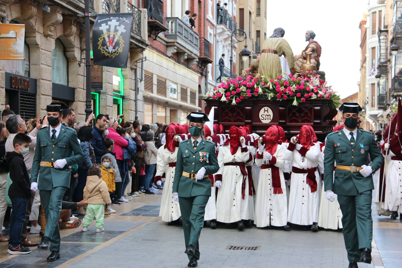 La tarde de Jueves Santo la fraternidad entre cofradías se ha materializado en la procesión de La Úlitma Cena.