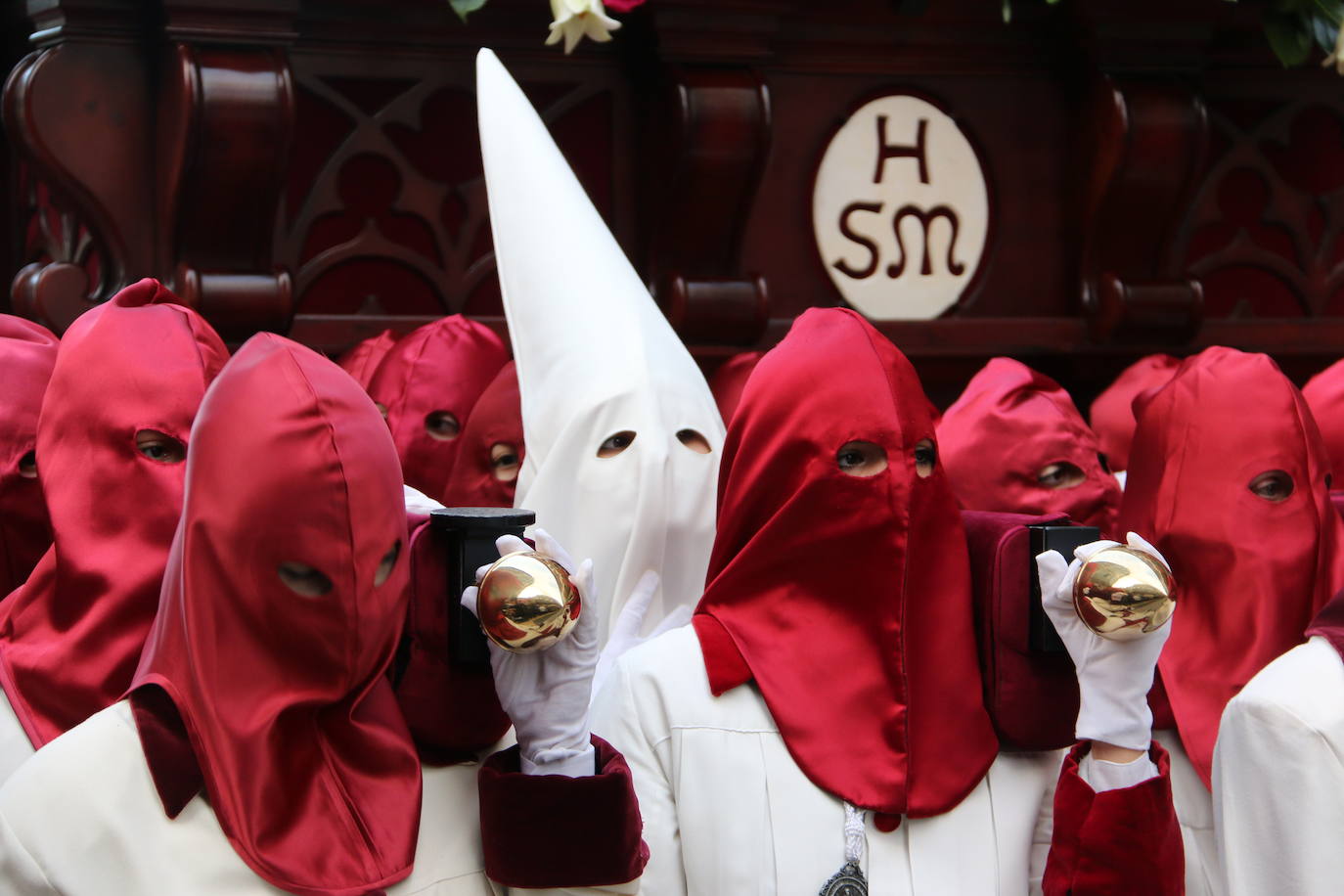 La tarde de Jueves Santo la fraternidad entre cofradías se ha materializado en la procesión de La Úlitma Cena.