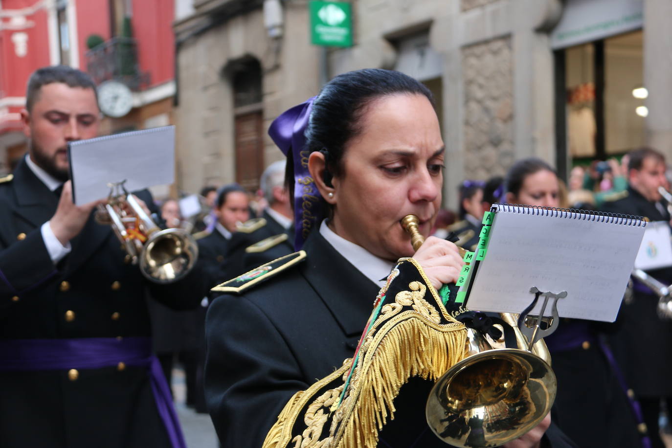 La tarde de Jueves Santo la fraternidad entre cofradías se ha materializado en la procesión de La Úlitma Cena.