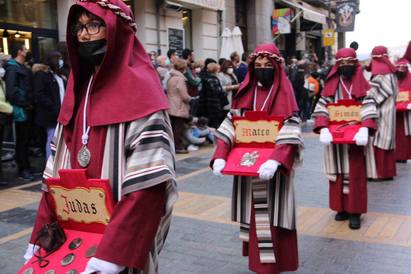 La tarde de Jueves Santo la fraternidad entre cofradías se ha materializado en la procesión de La Úlitma Cena.