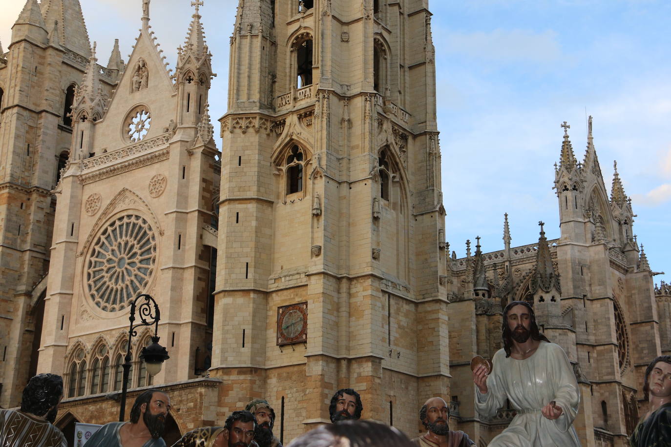 La tarde de Jueves Santo la fraternidad entre cofradías se ha materializado en la procesión de La Úlitma Cena.