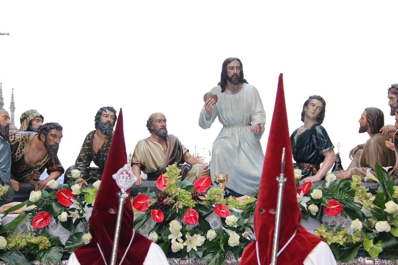 La tarde de Jueves Santo la fraternidad entre cofradías se ha materializado en la procesión de La Úlitma Cena.