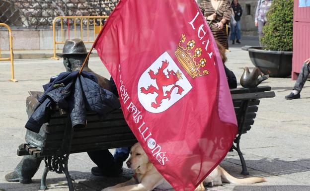 Galería. Las banderas de León y las banderas republicanas dieron 'color' a la concentración.