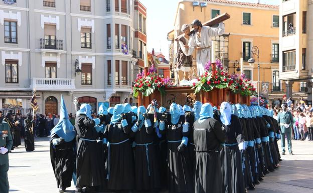 Imagen. Uno de los pasos de la procesión entra en la plaza de Regla. 