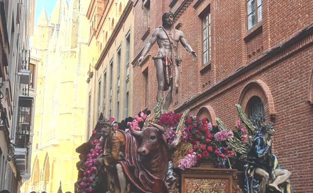 El paso del Cristo despojado avanza por la calle Domínguez Berrueta de León capital.