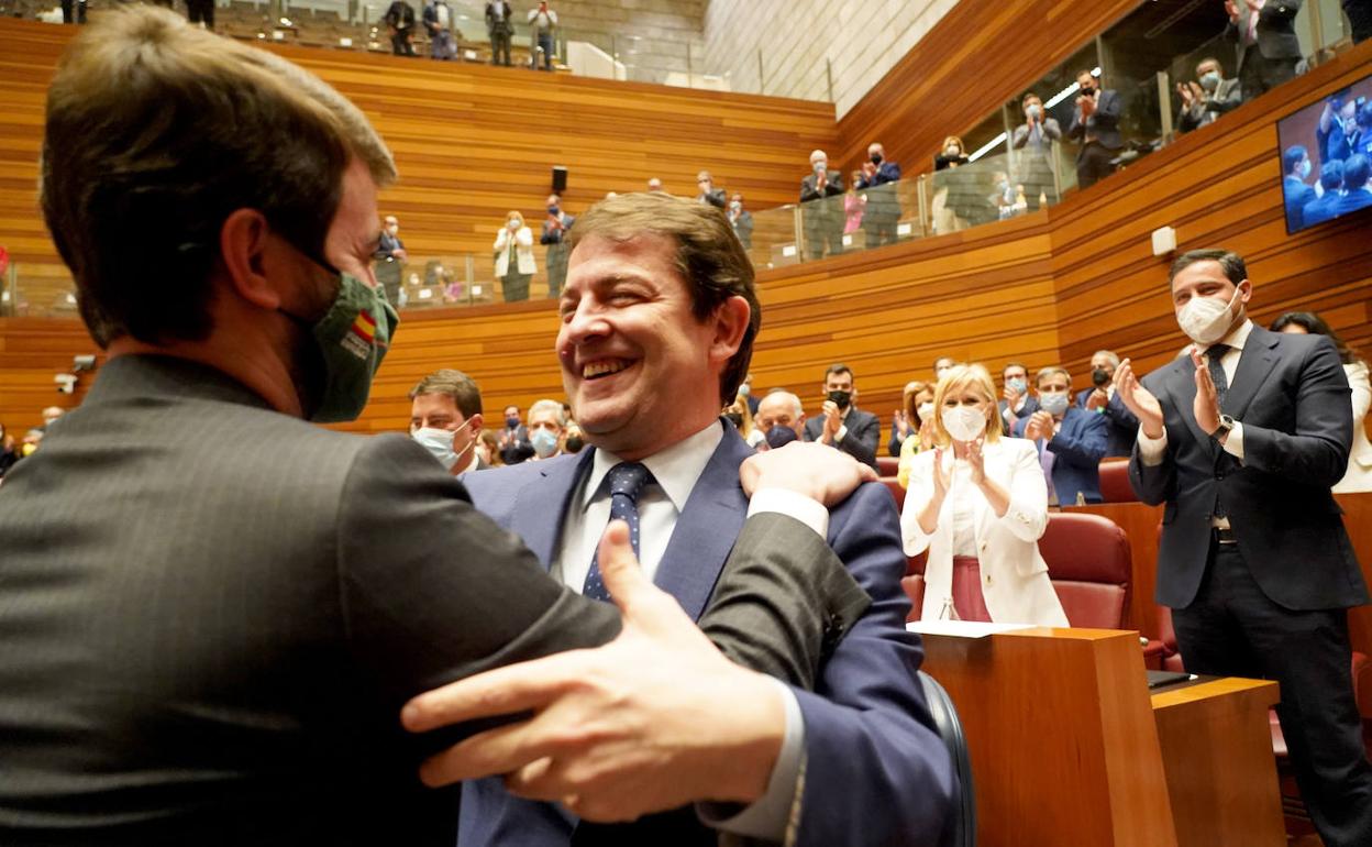 El portavoz de Vox, Juan García-Gallardo, felicita a Alfonso Fernández Mañueco investido presidente de la Junta de Castilla y León.