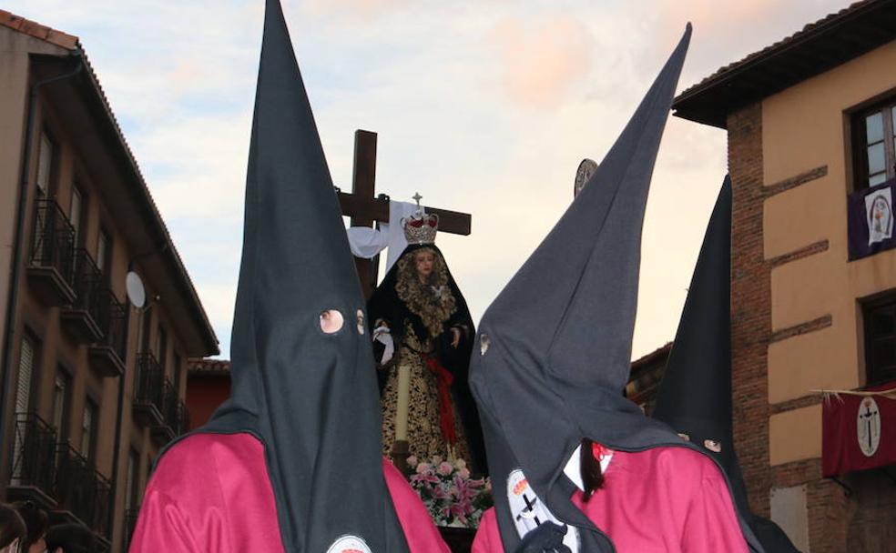 El silencio y las tinieblas han recorrido, en la tarde de Jueves Santo, las calles del barrio de Santa Marina. 