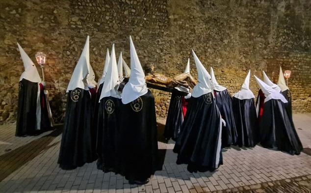 Vía Crucis Procesional: silencio y oración entrecosidos a la muralla de León. El Miércoles Santo se cierra con el Vía Crucis Procesional alumbrado por los hermanos de la Cofradía de las Siete Palabras de Jesús en la Cruz fieles al paso del yacente santísimo Cristo de la Agonía. 