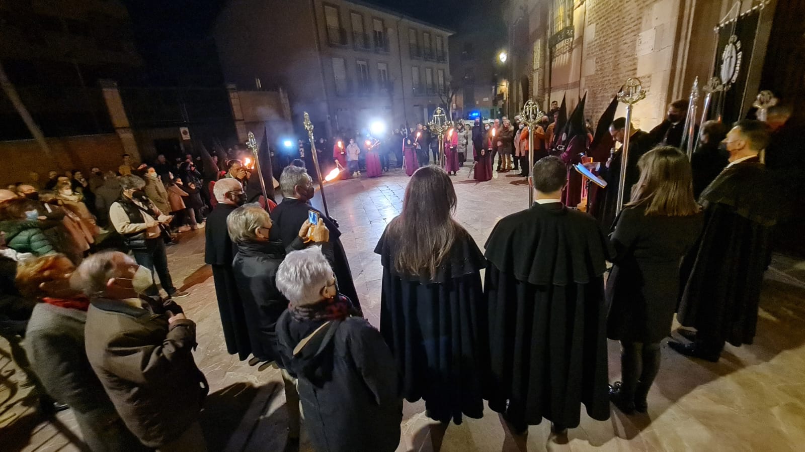 Las lágrimas, la voz de los ángeles y los entusiastas recuerdos de Julio Saurina se unen en la Ronda. Como si el tiempo no hubiera pasado el templo de Santa Marina la Real ha enmudecido y de nuevo las estrellas y las antorchas han regresado convertidas en arte con forma de voz. 