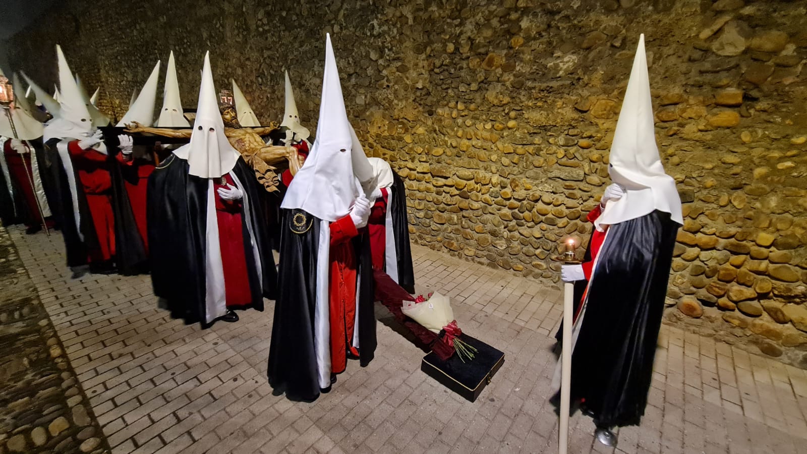 Vía Crucis Procesional: silencio y oración entrecosidos a la muralla de León. El Miércoles Santo se cierra con el Vía Crucis Procesional alumbrado por los hermanos de la Cofradía de las Siete Palabras de Jesús en la Cruz fieles al paso del yacente santísimo Cristo de la Agonía. 