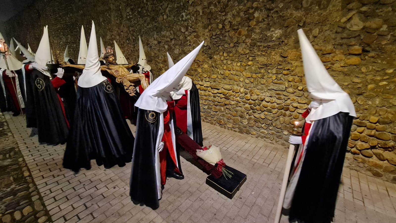 Vía Crucis Procesional: silencio y oración entrecosidos a la muralla de León. El Miércoles Santo se cierra con el Vía Crucis Procesional alumbrado por los hermanos de la Cofradía de las Siete Palabras de Jesús en la Cruz fieles al paso del yacente santísimo Cristo de la Agonía. 