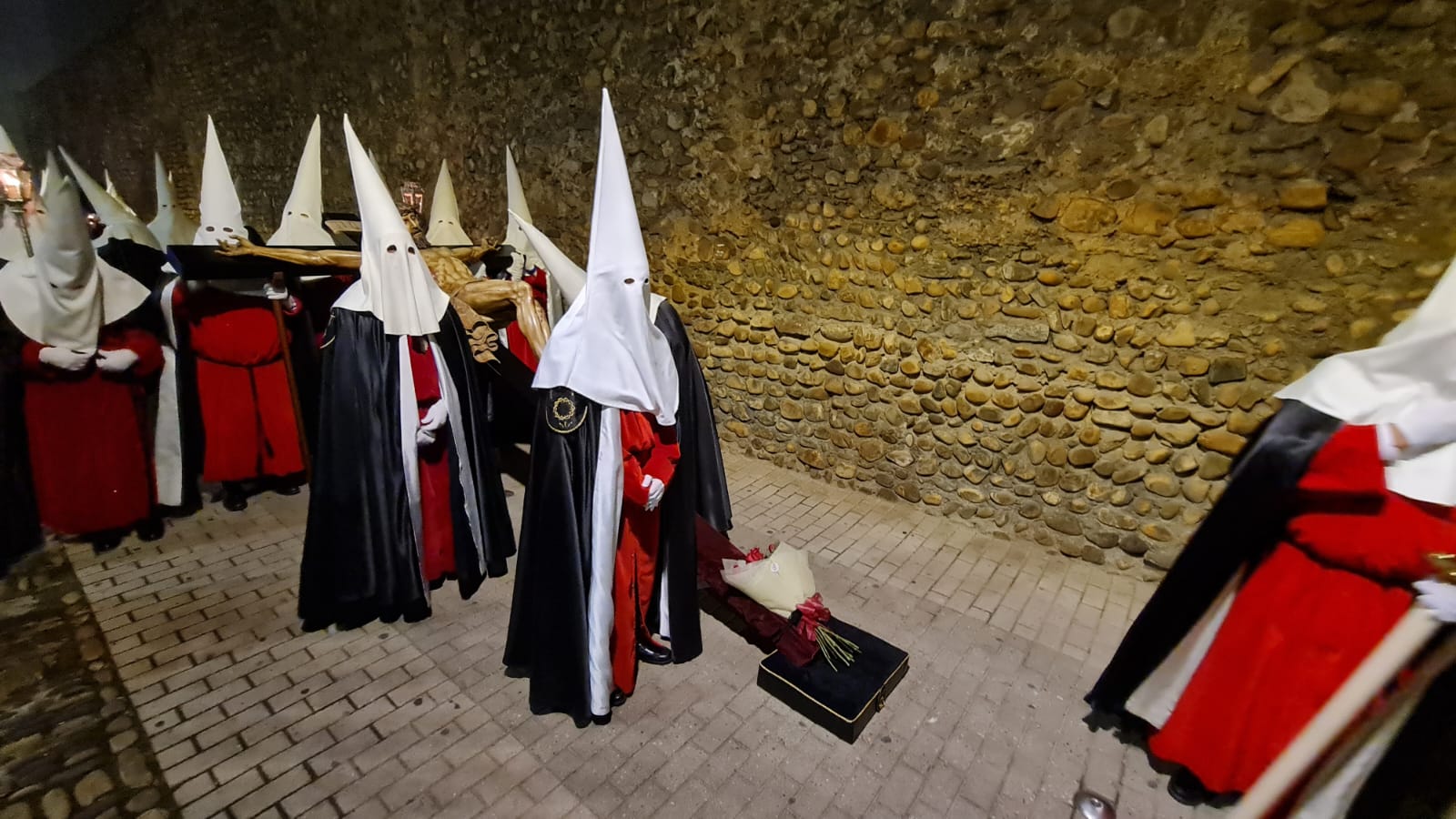 Vía Crucis Procesional: silencio y oración entrecosidos a la muralla de León. El Miércoles Santo se cierra con el Vía Crucis Procesional alumbrado por los hermanos de la Cofradía de las Siete Palabras de Jesús en la Cruz fieles al paso del yacente santísimo Cristo de la Agonía. 