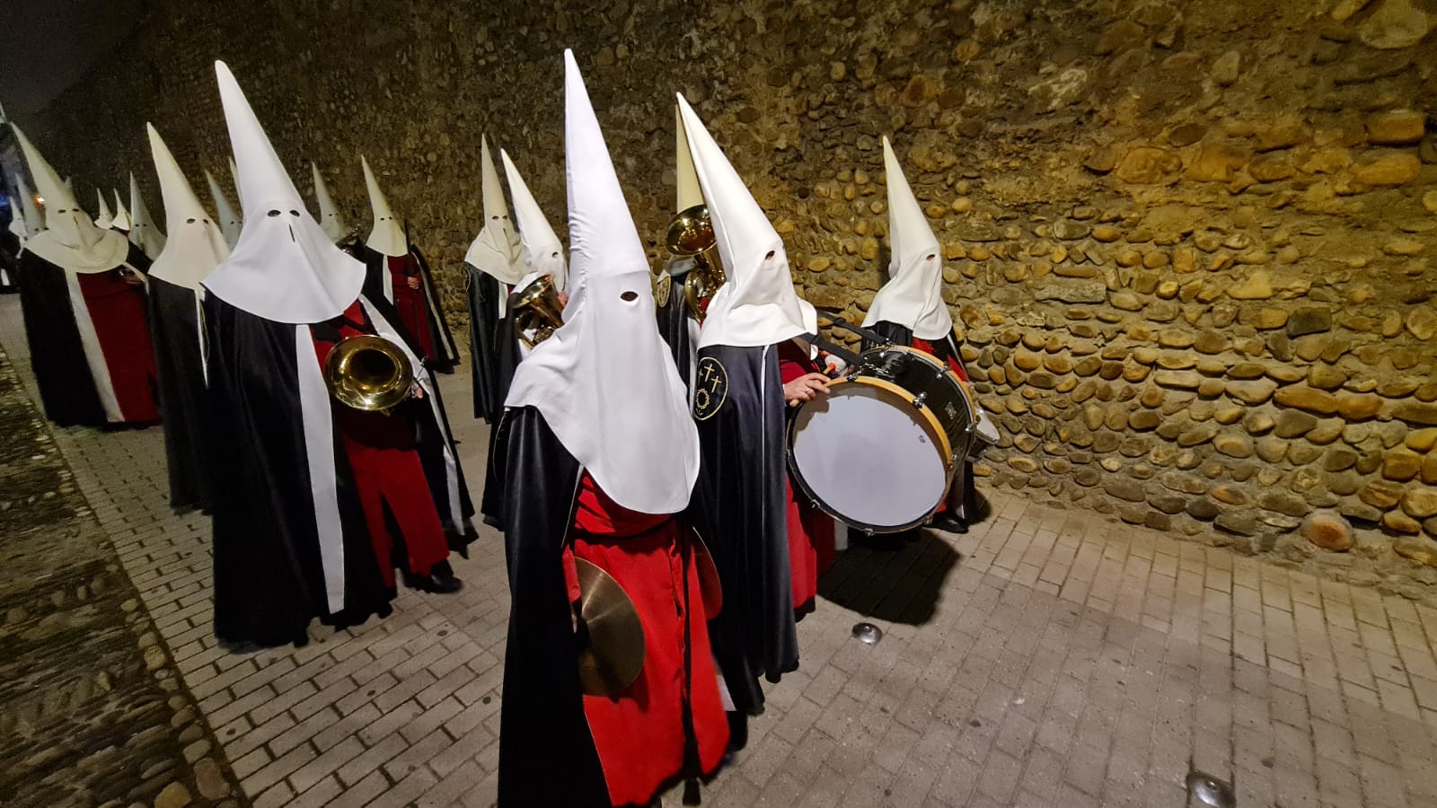 Vía Crucis Procesional: silencio y oración entrecosidos a la muralla de León. El Miércoles Santo se cierra con el Vía Crucis Procesional alumbrado por los hermanos de la Cofradía de las Siete Palabras de Jesús en la Cruz fieles al paso del yacente santísimo Cristo de la Agonía. 