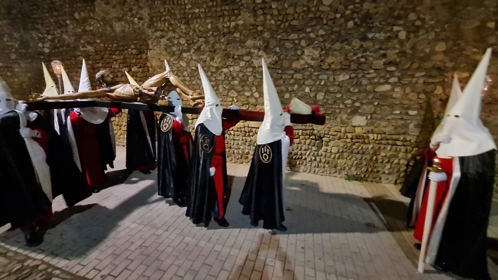 Vía Crucis Procesional: silencio y oración entrecosidos a la muralla de León. El Miércoles Santo se cierra con el Vía Crucis Procesional alumbrado por los hermanos de la Cofradía de las Siete Palabras de Jesús en la Cruz fieles al paso del yacente santísimo Cristo de la Agonía. 