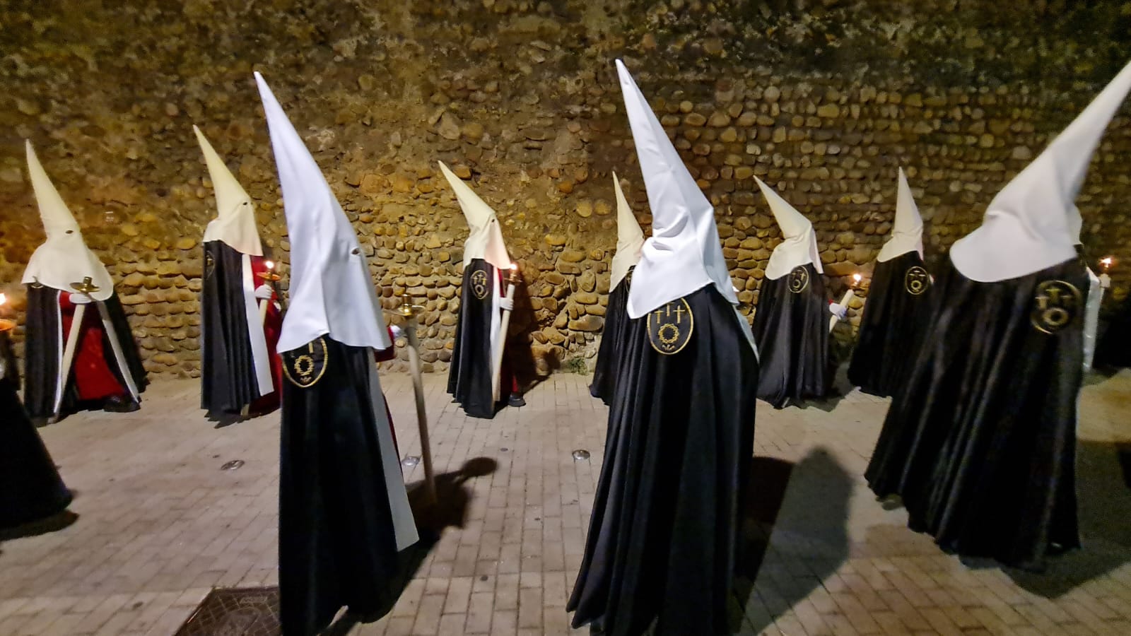 Vía Crucis Procesional: silencio y oración entrecosidos a la muralla de León. El Miércoles Santo se cierra con el Vía Crucis Procesional alumbrado por los hermanos de la Cofradía de las Siete Palabras de Jesús en la Cruz fieles al paso del yacente santísimo Cristo de la Agonía. 