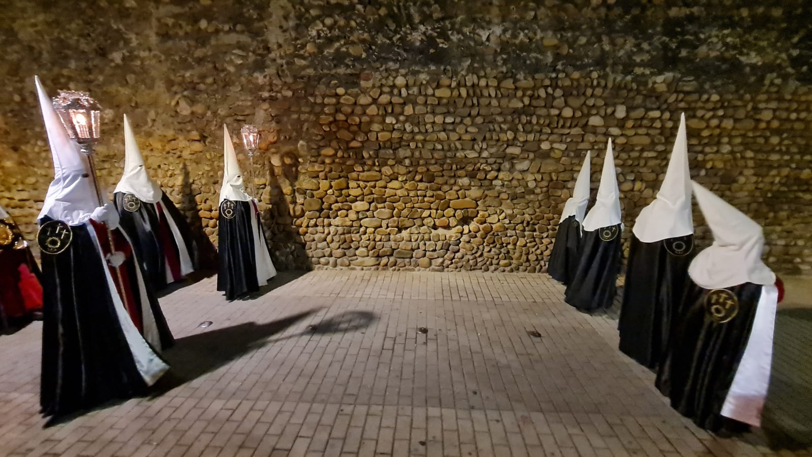 Vía Crucis Procesional: silencio y oración entrecosidos a la muralla de León. El Miércoles Santo se cierra con el Vía Crucis Procesional alumbrado por los hermanos de la Cofradía de las Siete Palabras de Jesús en la Cruz fieles al paso del yacente santísimo Cristo de la Agonía. 