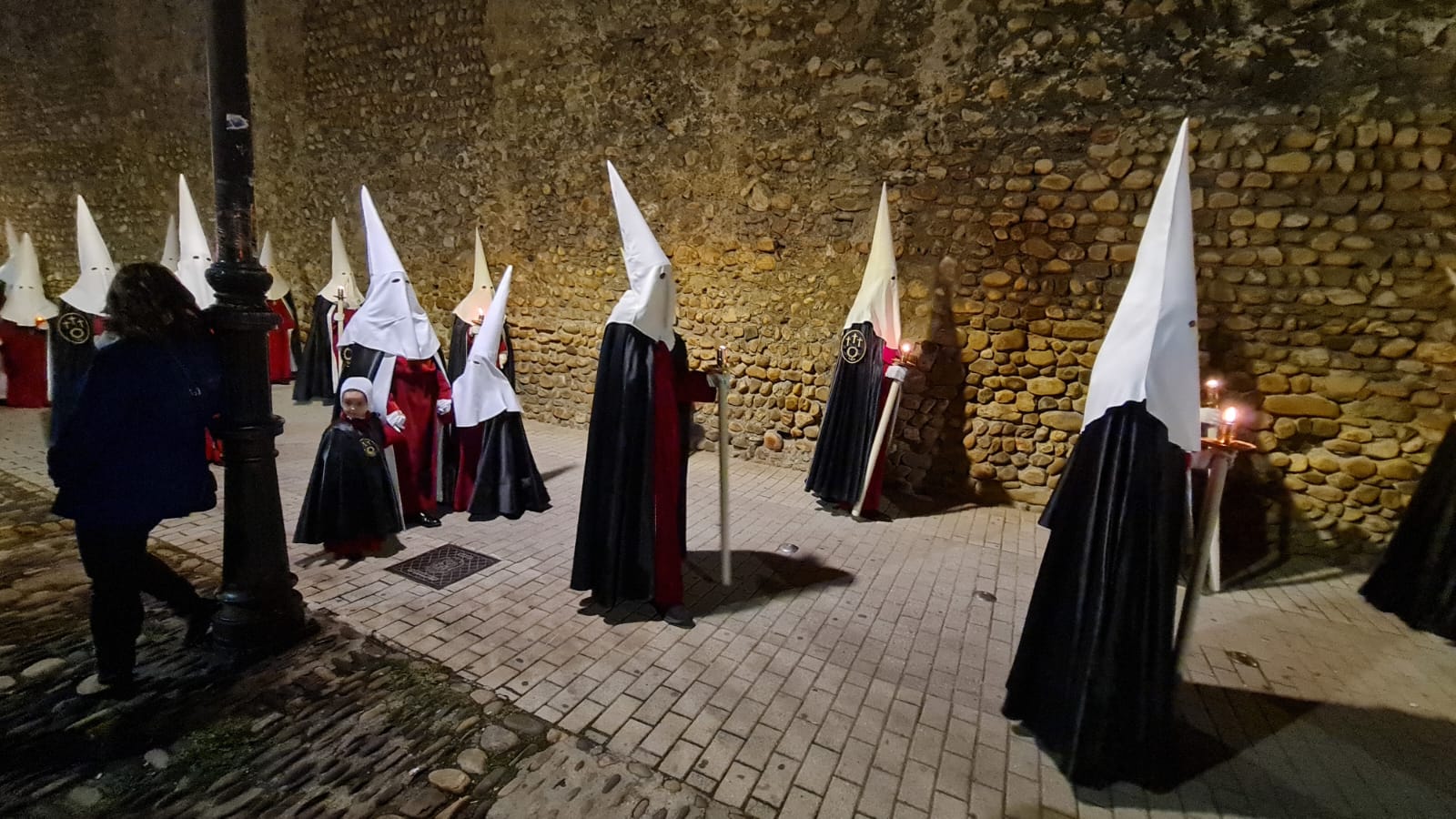 Vía Crucis Procesional: silencio y oración entrecosidos a la muralla de León. El Miércoles Santo se cierra con el Vía Crucis Procesional alumbrado por los hermanos de la Cofradía de las Siete Palabras de Jesús en la Cruz fieles al paso del yacente santísimo Cristo de la Agonía. 