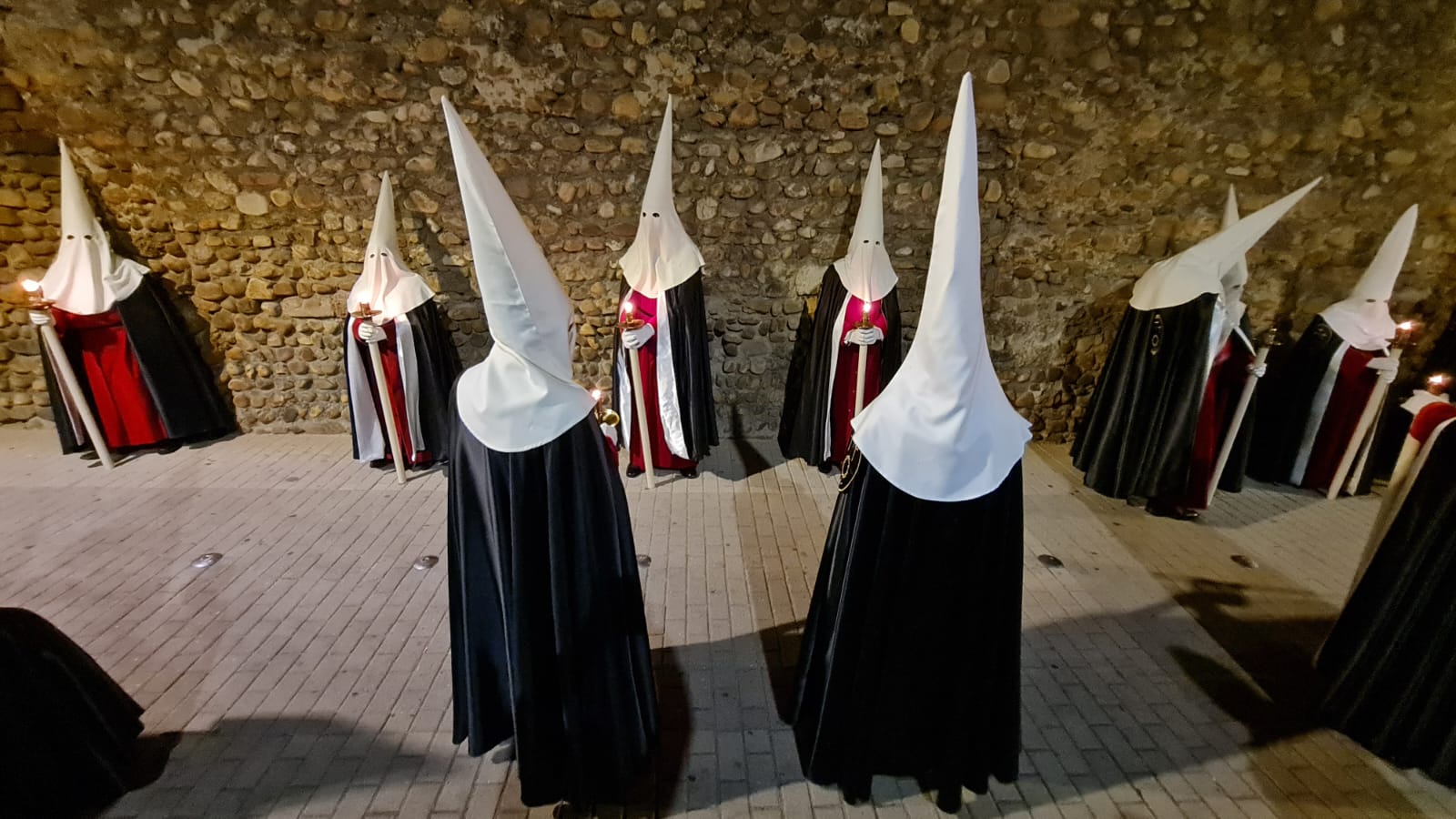 Vía Crucis Procesional: silencio y oración entrecosidos a la muralla de León. El Miércoles Santo se cierra con el Vía Crucis Procesional alumbrado por los hermanos de la Cofradía de las Siete Palabras de Jesús en la Cruz fieles al paso del yacente santísimo Cristo de la Agonía. 