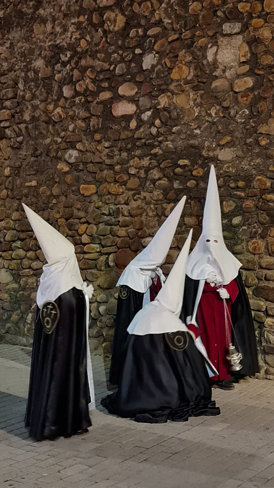 Vía Crucis Procesional: silencio y oración entrecosidos a la muralla de León. El Miércoles Santo se cierra con el Vía Crucis Procesional alumbrado por los hermanos de la Cofradía de las Siete Palabras de Jesús en la Cruz fieles al paso del yacente santísimo Cristo de la Agonía. 