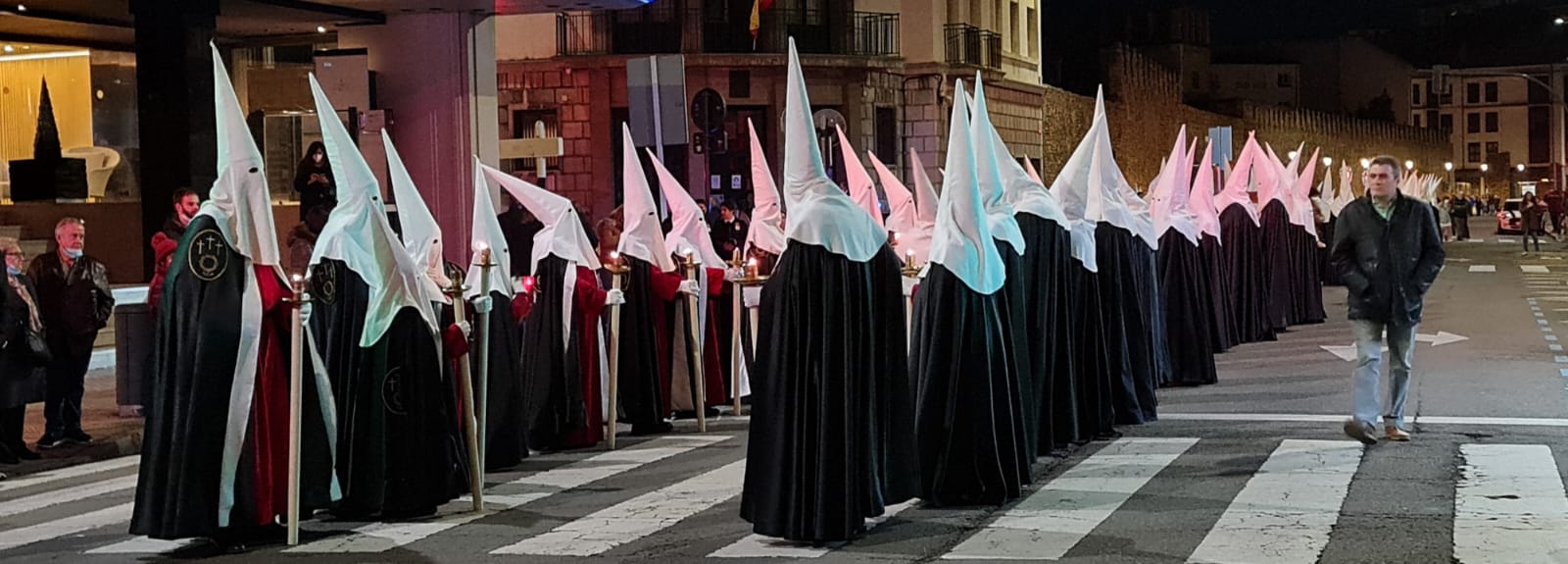 Vía Crucis Procesional: silencio y oración entrecosidos a la muralla de León. El Miércoles Santo se cierra con el Vía Crucis Procesional alumbrado por los hermanos de la Cofradía de las Siete Palabras de Jesús en la Cruz fieles al paso del yacente santísimo Cristo de la Agonía. 