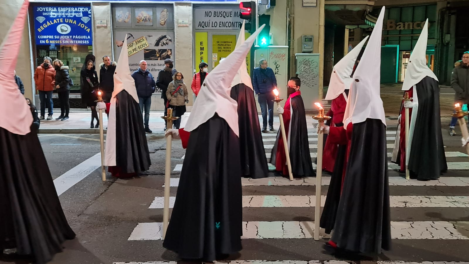 Vía Crucis Procesional: silencio y oración entrecosidos a la muralla de León. El Miércoles Santo se cierra con el Vía Crucis Procesional alumbrado por los hermanos de la Cofradía de las Siete Palabras de Jesús en la Cruz fieles al paso del yacente santísimo Cristo de la Agonía. 