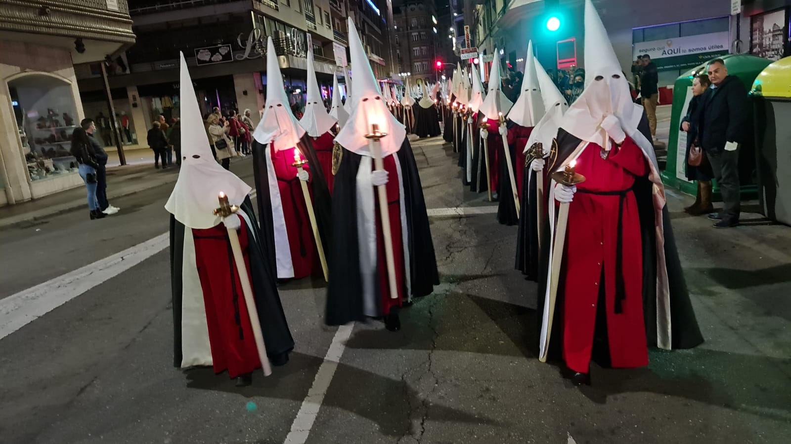 Vía Crucis Procesional: silencio y oración entrecosidos a la muralla de León. El Miércoles Santo se cierra con el Vía Crucis Procesional alumbrado por los hermanos de la Cofradía de las Siete Palabras de Jesús en la Cruz fieles al paso del yacente santísimo Cristo de la Agonía. 