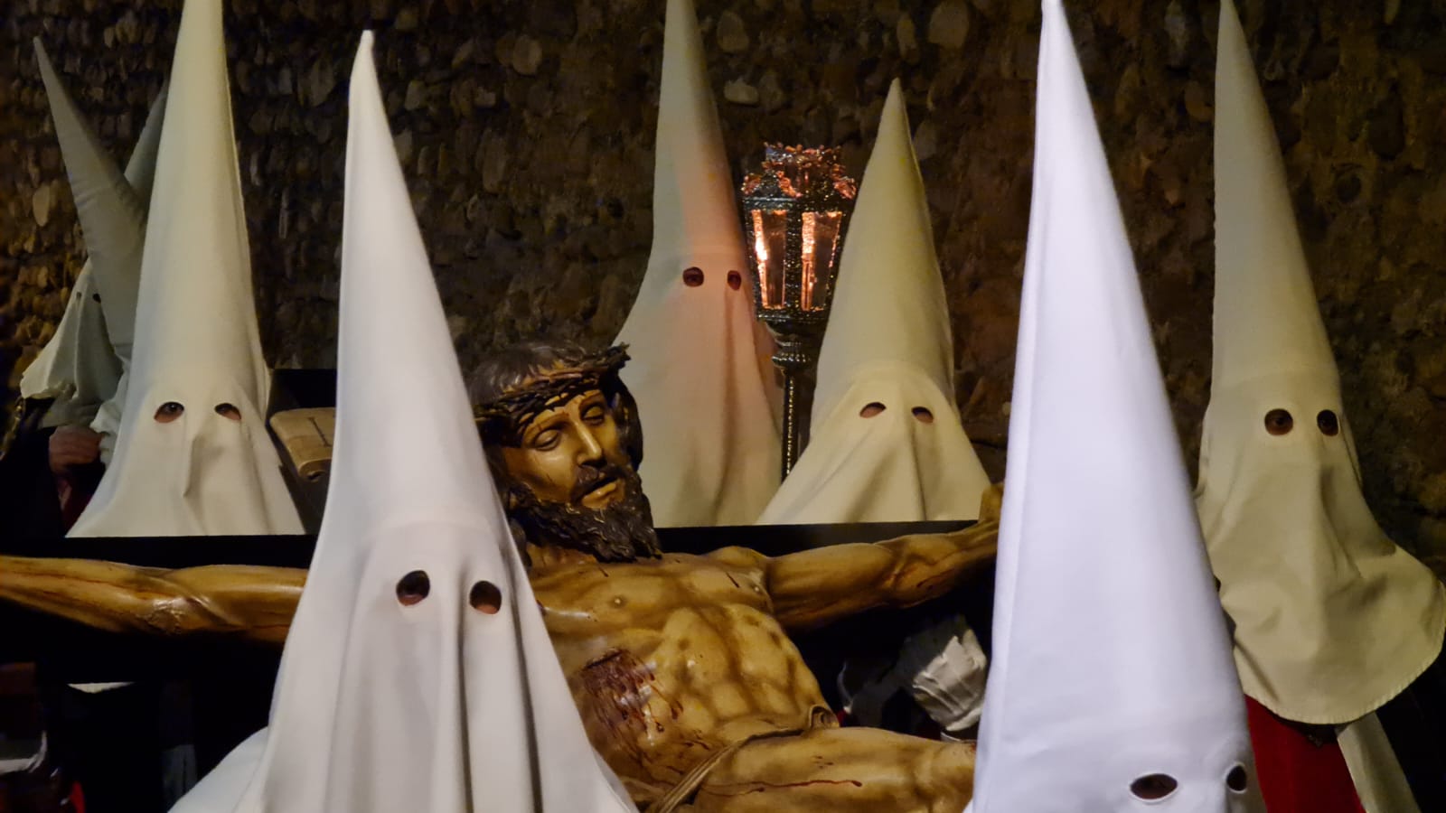 Vía Crucis Procesional: silencio y oración entrecosidos a la muralla de León. El Miércoles Santo se cierra con el Vía Crucis Procesional alumbrado por los hermanos de la Cofradía de las Siete Palabras de Jesús en la Cruz fieles al paso del yacente santísimo Cristo de la Agonía. 