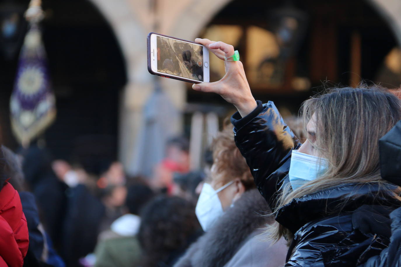 Un momento de la Procesión de los pasos en la Plaza Mayor de León. 