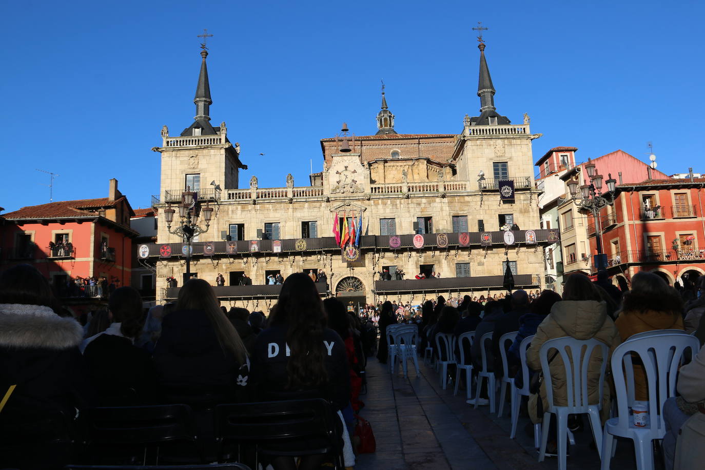 Un momento de la Procesión de los pasos en la Plaza Mayor de León. 